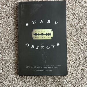 Sharp Objects by Gillian Flynn Book